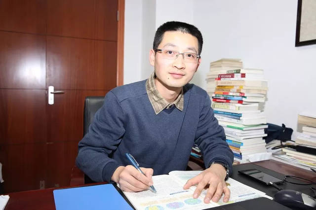 “IM电竞”快讯-R罗传中送助攻凯西抢点破门 米兰暂1-0罗马(图1) IM电竞官网